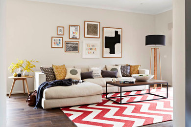 Aménagement d'un salon contemporain avec une salle de réception, un mur beige, un sol en bois brun et éclairage.