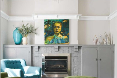 ニューカッスルにある中くらいなトランジショナルスタイルのおしゃれなLDK (グレーの壁、カーペット敷き、標準型暖炉、レンガの暖炉まわり) の写真