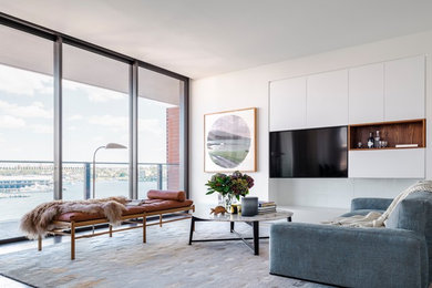 На фото: открытая гостиная комната в скандинавском стиле с белыми стенами, темным паркетным полом, фасадом камина из камня, телевизором на стене и коричневым полом с