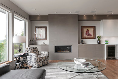 Offenes Modernes Wohnzimmer mit weißer Wandfarbe, Hausbar, hellem Holzboden und Gaskamin in Vancouver