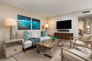 Diseño de salón abierto contemporáneo de tamaño medio con paredes beige, televisor colgado en la pared y suelo beige