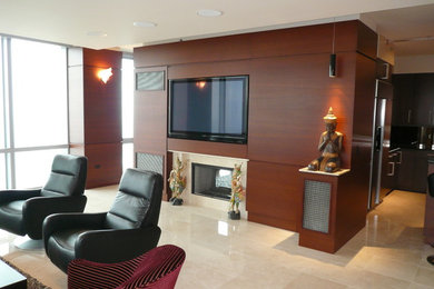 Diseño de salón contemporáneo con chimenea de doble cara y pared multimedia