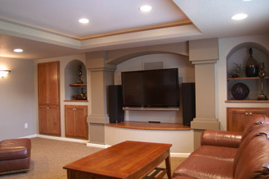 Ejemplo de salón moderno grande con paredes blancas, moqueta, pared multimedia y suelo beige