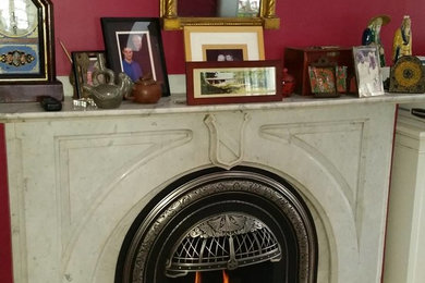 ポートランド(メイン)にある高級な小さなヴィクトリアン調のおしゃれな独立型リビング (標準型暖炉) の写真