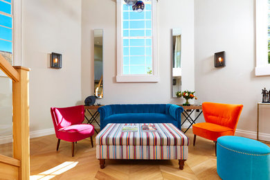 Foto di un piccolo soggiorno contemporaneo stile loft con parquet chiaro