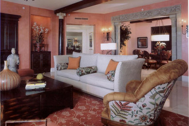 タンパにあるラグジュアリーな広いコンテンポラリースタイルのおしゃれなリビング (ピンクの壁、大理石の床、暖炉なし) の写真