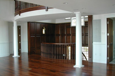 Idéer för att renovera ett stort vintage allrum med öppen planlösning, med ett finrum, vita väggar och mörkt trägolv