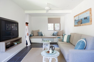 Maritimes Wohnzimmer mit weißer Wandfarbe und TV-Wand in Brisbane