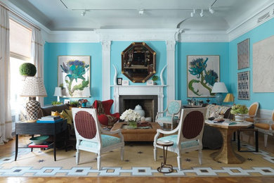 Modern inredning av ett vardagsrum, med blå väggar och en standard öppen spis