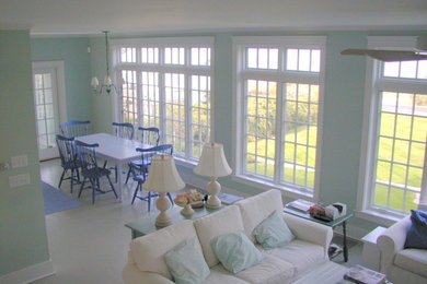 Foto de salón abierto marinero de tamaño medio con paredes verdes y suelo de madera clara