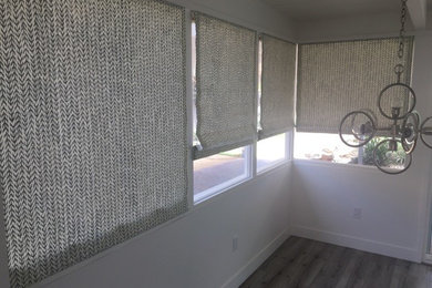 Imagen de salón cerrado costero de tamaño medio sin chimenea y televisor con paredes grises y moqueta
