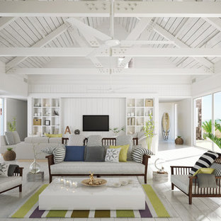 Offenes Maritimes Wohnzimmer mit weißer Wandfarbe, gebeiztem Holzboden und Wand-TV in San Diego