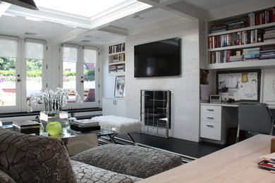 Свежая идея для дизайна: парадная, изолированная гостиная комната среднего размера в современном стиле с белыми стенами, полом из винила, стандартным камином, фасадом камина из камня, телевизором на стене и черным полом - отличное фото интерьера
