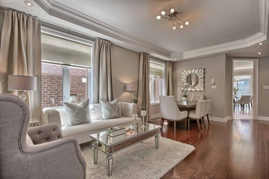 Mittelgroßes, Fernseherloses, Offenes Klassisches Wohnzimmer ohne Kamin mit grauer Wandfarbe und braunem Holzboden in Toronto
