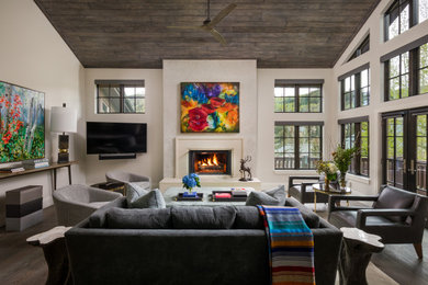 デンバーにある広いトランジショナルスタイルのおしゃれなLDK (白い壁、濃色無垢フローリング、標準型暖炉、石材の暖炉まわり、壁掛け型テレビ、茶色い床) の写真