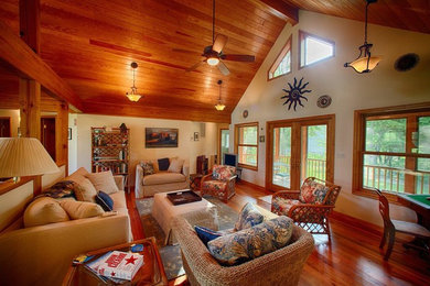 Imagen de salón para visitas abierto rústico de tamaño medio sin chimenea y televisor con paredes beige, suelo de madera oscura y suelo marrón
