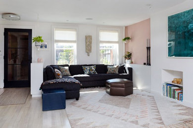 На фото: открытая гостиная комната среднего размера в стиле модернизм с белыми стенами, светлым паркетным полом, скрытым телевизором и белым полом без камина с