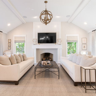 Idee per un grande soggiorno chic chiuso con sala formale, camino classico, TV a parete, pareti beige, parquet chiaro, cornice del camino in mattoni e pavimento beige