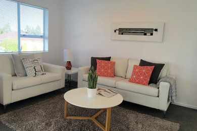 Kleines, Offenes Modernes Wohnzimmer ohne Kamin mit weißer Wandfarbe, Teppichboden und grauem Boden in Auckland