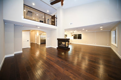 Klassisches Wohnzimmer mit dunklem Holzboden und braunem Boden in Oklahoma City