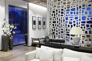 Ejemplo de salón para visitas abierto moderno de tamaño medio con paredes blancas y suelo vinílico