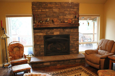 Exemple d'un salon chic avec un manteau de cheminée en pierre.