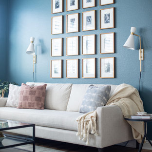 Mittelgroßes Klassisches Wohnzimmer mit blauer Wandfarbe, braunem Holzboden und braunem Boden in San Diego