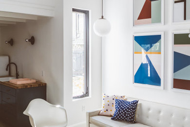 На фото: гостиная комната в современном стиле с белыми стенами, бетонным полом и серым полом