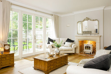 Свежая идея для дизайна: гостиная комната в классическом стиле с серыми стенами и печью-буржуйкой - отличное фото интерьера