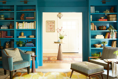 Идея дизайна: гостиная комната среднего размера в стиле ретро с синими стенами, светлым паркетным полом и бежевым полом
