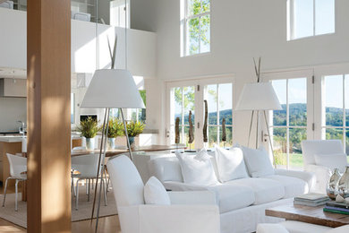 Foto de salón abierto de estilo de casa de campo grande sin chimenea y televisor con suelo de madera en tonos medios y paredes blancas