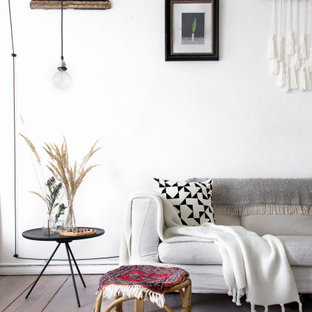 Mittelgroßes Nordisches Wohnzimmer mit weißer Wandfarbe, hellem Holzboden und beigem Boden in Berlin