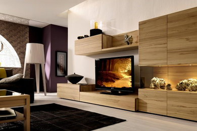 Mittelgroßes, Repräsentatives, Offenes Modernes Wohnzimmer mit beiger Wandfarbe, braunem Holzboden und freistehendem TV in Miami