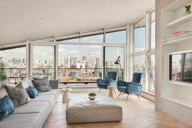 Mittelgroßes, Abgetrenntes Modernes Wohnzimmer mit hellem Holzboden, TV-Wand und beigem Boden in London