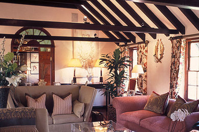 Großes, Repräsentatives, Fernseherloses, Abgetrenntes Klassisches Wohnzimmer mit rosa Wandfarbe, dunklem Holzboden und braunem Boden in London