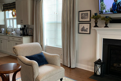 Elegant living room photo in Jackson