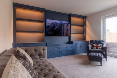 Foto de salón minimalista grande con moqueta, pared multimedia, paredes azules y suelo gris