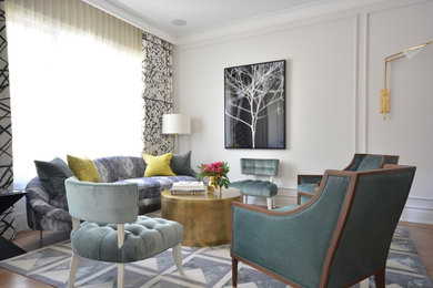 Идея дизайна: большая открытая гостиная комната в стиле неоклассика (современная классика) с серыми стенами и светлым паркетным полом без камина, телевизора