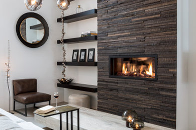 モントリオールにある広いコンテンポラリースタイルのおしゃれなリビング (白い壁、横長型暖炉、木材の暖炉まわり、テレビなし、グレーの床) の写真