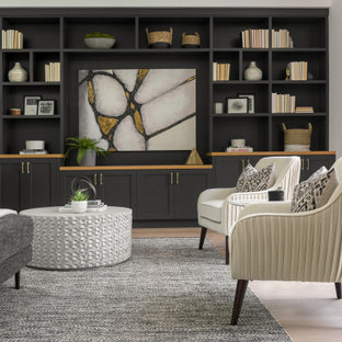Ispirazione per un grande soggiorno tradizionale aperto con pareti nere, parete attrezzata, sala formale, parquet chiaro, nessun camino e pavimento beige
