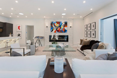 Repräsentatives Modernes Wohnzimmer mit weißer Wandfarbe und Gaskamin in Los Angeles