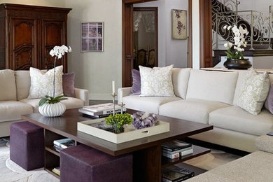 Example of a classic living room design in Los Angeles