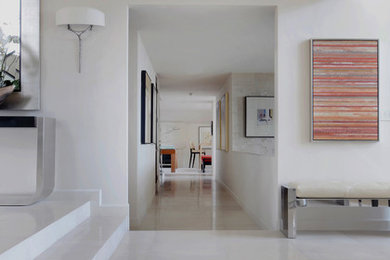 Foto de salón abierto clásico renovado de tamaño medio sin chimenea y televisor con paredes blancas, moqueta y suelo beige