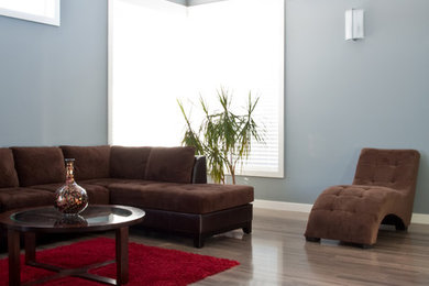 Diseño de salón abierto minimalista grande con paredes grises, suelo de madera en tonos medios, chimenea lineal y suelo marrón