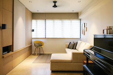 Foto de salón con rincón musical abierto contemporáneo de tamaño medio con televisor retractable y paredes blancas