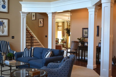 Klassisches Wohnzimmer mit beiger Wandfarbe, dunklem Holzboden und Kamin in Washington, D.C.