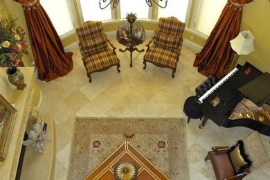 Imagen de salón para visitas abierto tradicional grande con paredes beige, suelo de baldosas de cerámica, todas las chimeneas y marco de chimenea de piedra