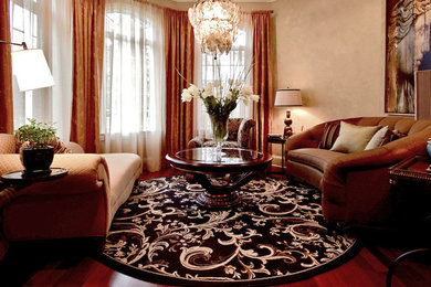 Foto de salón para visitas abierto clásico de tamaño medio con paredes beige y suelo de madera en tonos medios