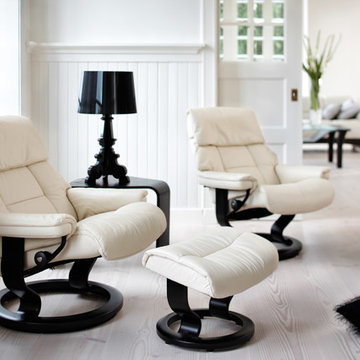 Black and White Stressless Sitting Room