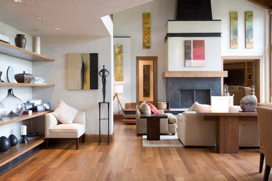 Foto de salón para visitas abierto moderno grande sin televisor con paredes blancas, suelo de madera en tonos medios y todas las chimeneas